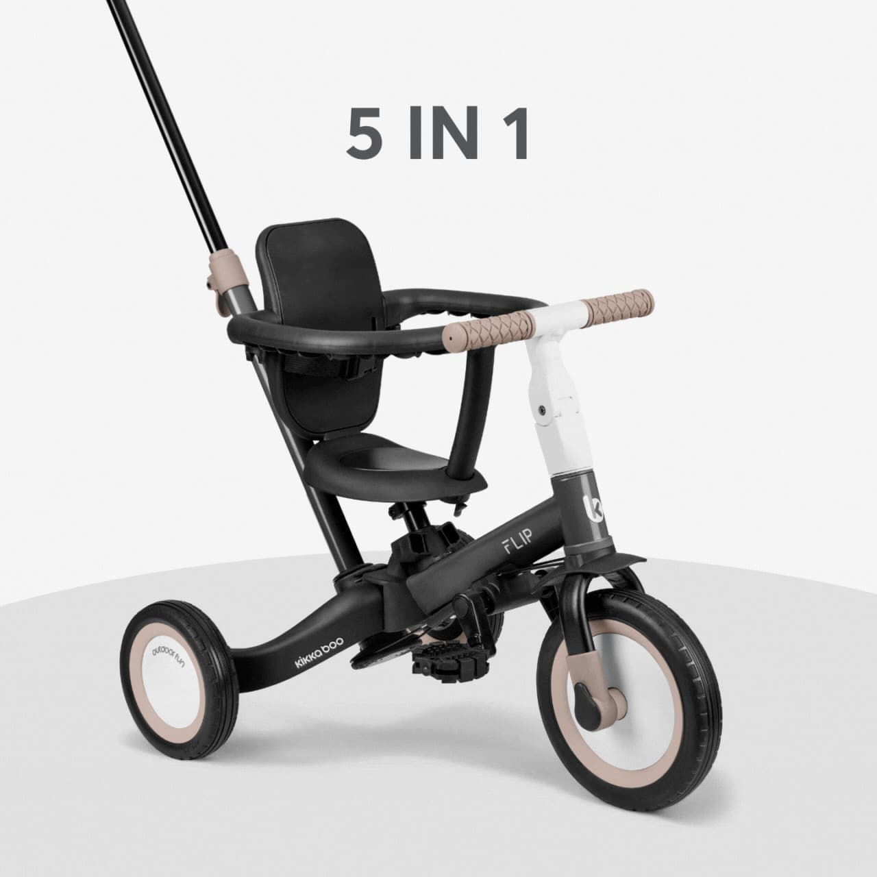 תלת אופן Flip שחור בתצורת טיולון, מקרוב, עם כיתוב '5 IN 1' בולט מעל.