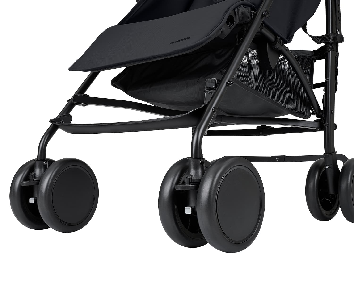 תקריב על שלדת טיולון Beetle 2 שחור, הגלגלים הכפולים וסל האחסון