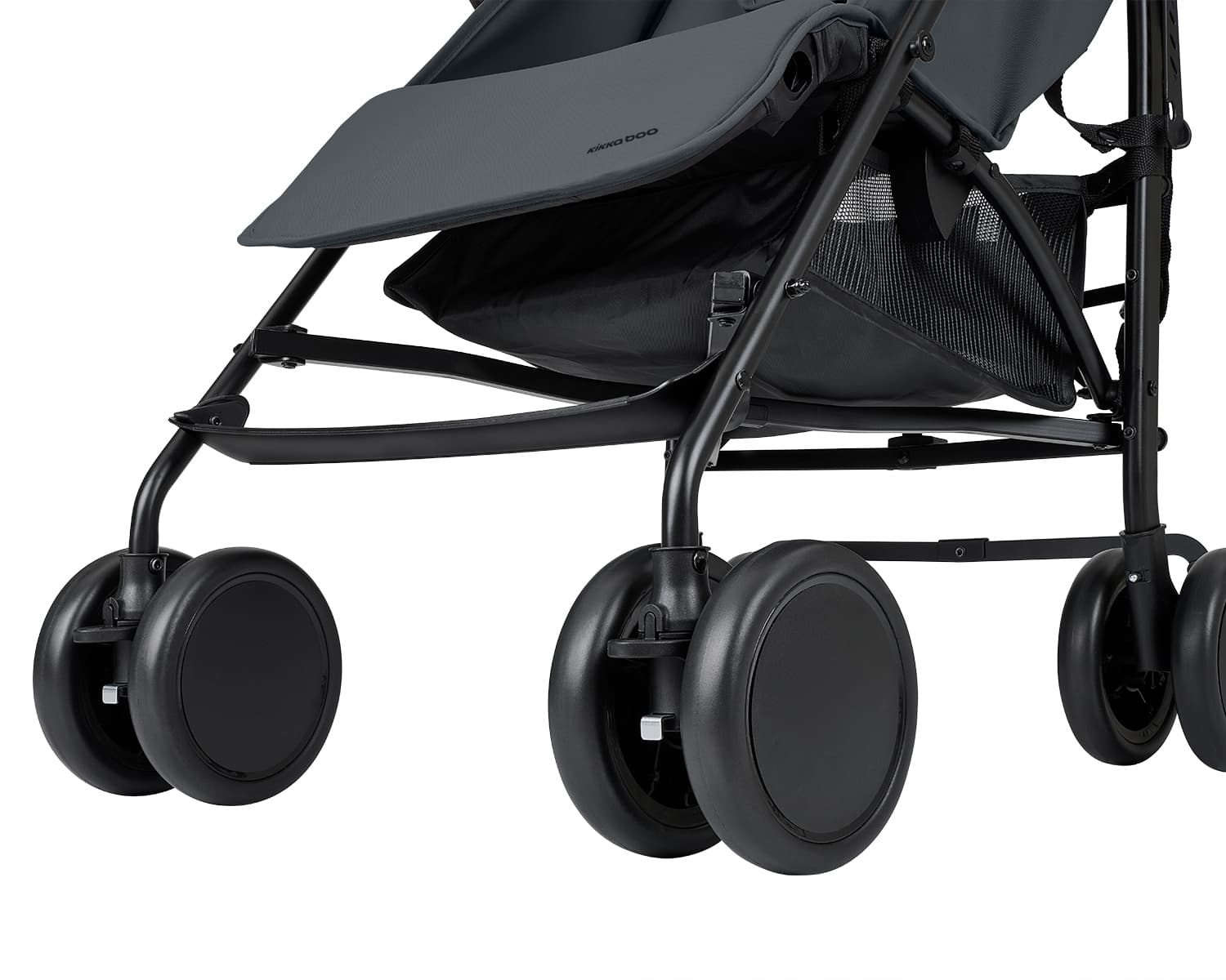 תקריב על שלדת טיולון Beetle 2 אפור כהה, הגלגלים הכפולים וסל האחסון