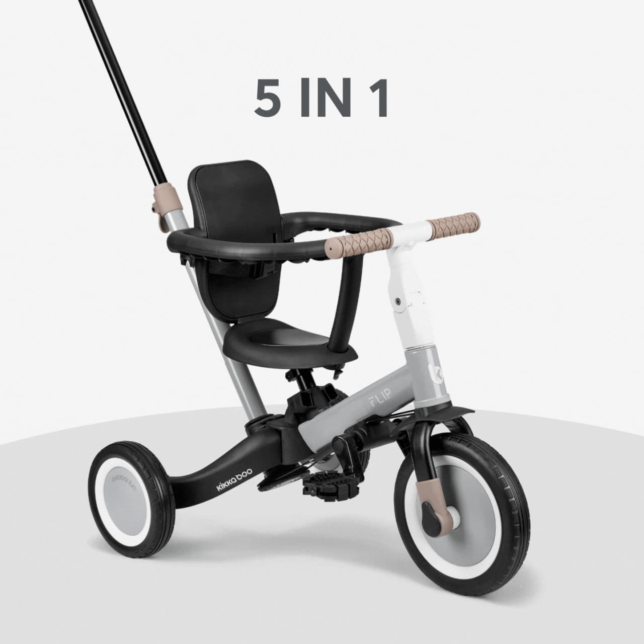 תלת אופן Flip אפור עם מוט דחיפה, מושב וסרגל בטיחות, כולל כיתוב '5 IN 1'.